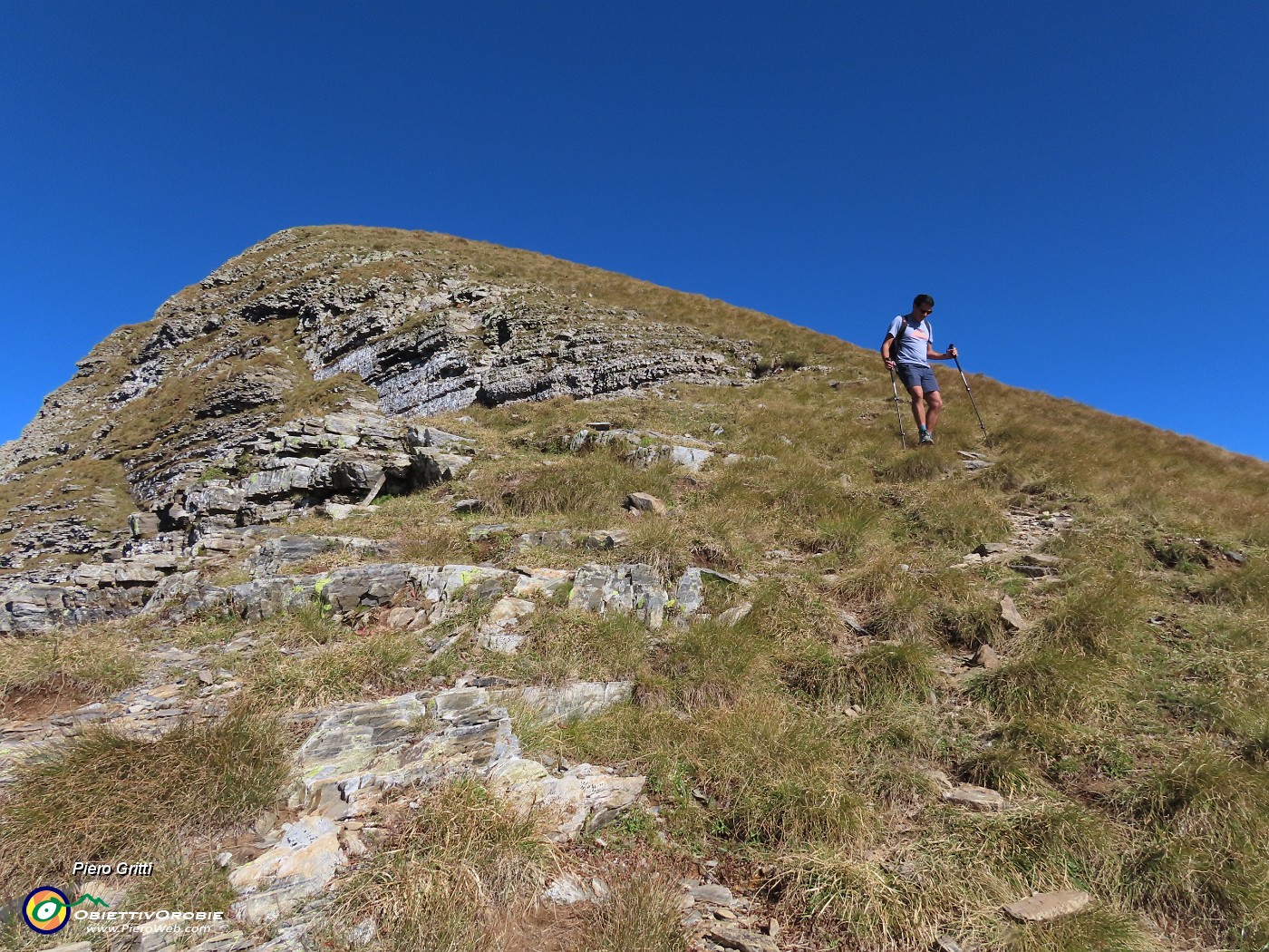 54 In discesa ai Laghi Gemelli sul costone ovest erboso del Pizzo Farno seguendo sparute tracce se ci sono.JPG
